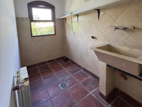 Hermosa casa venta 3 dorm en sute/pileta/qcho Cachi al 1000