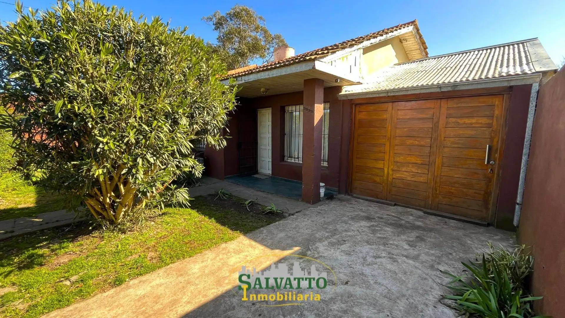 Chalet 3 ambientes con garage y lote propio en barrio Faro