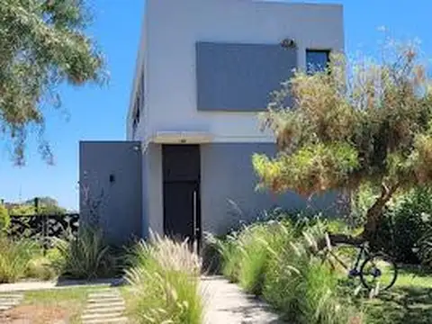 Casa en Venta en San Ramiro, Pilar del Este - 4 Ambientes