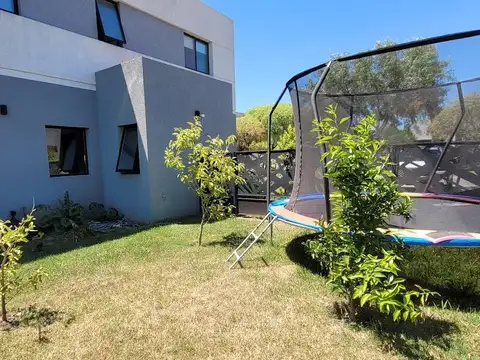 Casa en Venta en San Ramiro, Pilar del Este - 4 Ambientes
