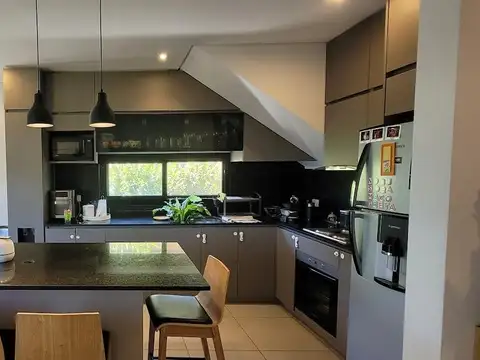 Casa 4 ambientes con 2 baños