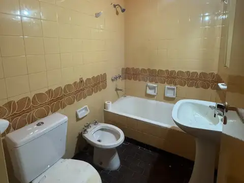 Departamento de 2 amb con patio en Hortiguera y Av. Rivadavia