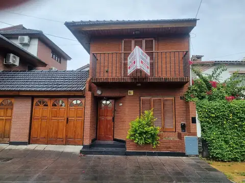 excelente triplex al frente, 4 ambientes, patio y amplio garage