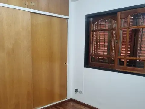 excelente triplex al frente, 4 ambientes, patio y amplio garage