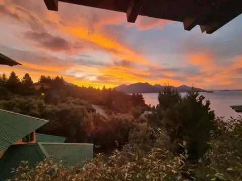 Complejo de Cabañas Turisticas con vista al Lago