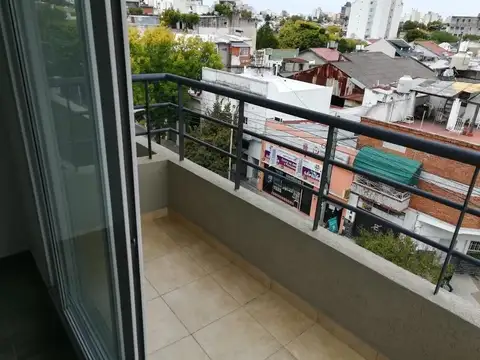 DEPTO. 3 AMB. AL FRENTE CON BALCÓN  2 BAÑOS  S/SANABRIA