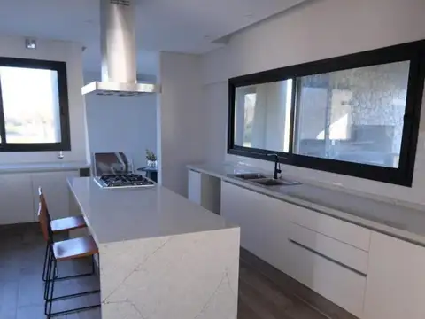 Casa en Venta con 4 cocheras