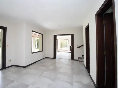 Casa en Alquiler con 2 cocheras
