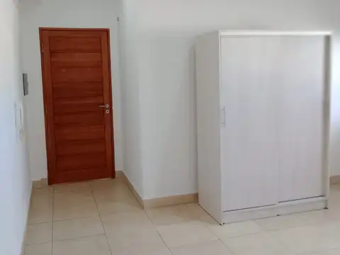 Monoambiente luminoso con balcón