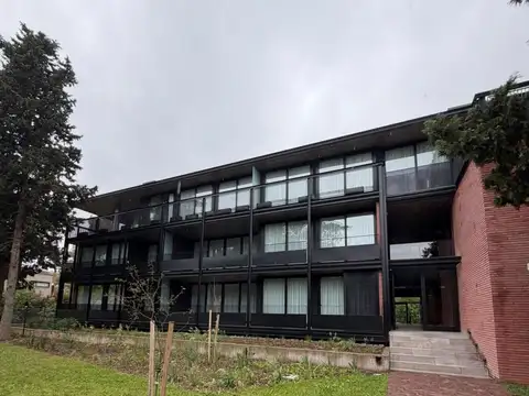 Departamento de 2 dormitorios con patio y cochera en alquiler en City Bell sobre Calle 20 [Cod: 2852-473]