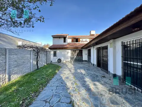 Casa en Venta con 3 cocheras