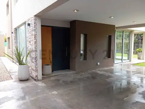 RETASADA   VENTA CASA EN CITY BELL 5 AMBIENTES