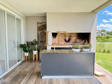 Casa en Venta con 4 cocheras