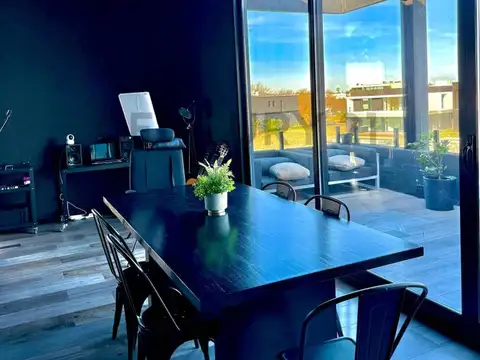 Casa en Alquiler con 10 cocheras