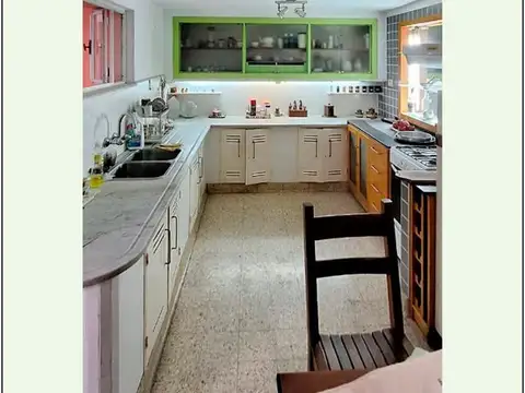 Casa 4 ambientes con 2 baños