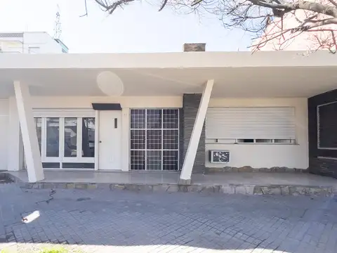VENTA/PERMUTA: Casa de 3 Dormitorios con Patio. Cañada de Gómez.