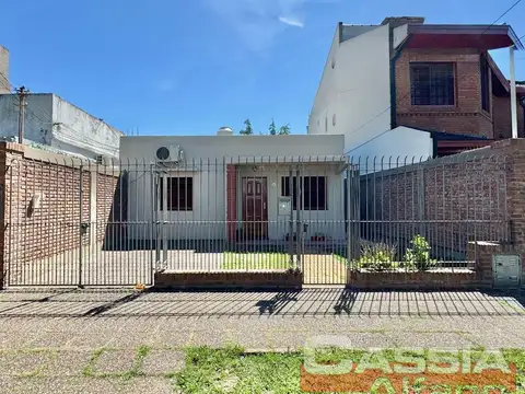 CASA LOTE PROPIO EXCELENTE ESTADO 3 AMBIENTES CON FONDO Y GUARDACOCHE