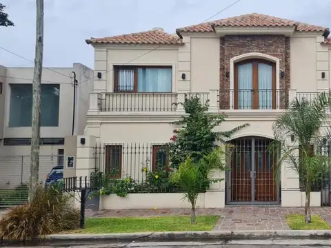 Casa en venta - 3 Dormitorios 2 Baños - Cocheras - 270Mts2 - Castelar