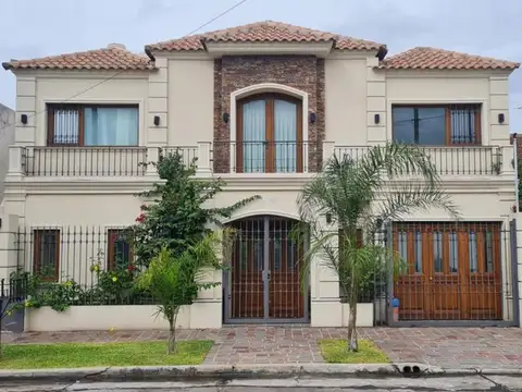 Casa en venta - 3 Dormitorios 2 Baños - Cocheras - 270Mts2 - Castelar