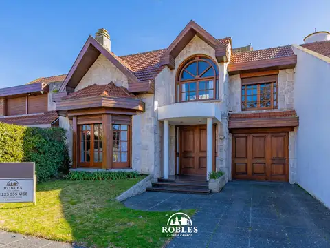 Chalet de categoría en excelente entorno residencial.