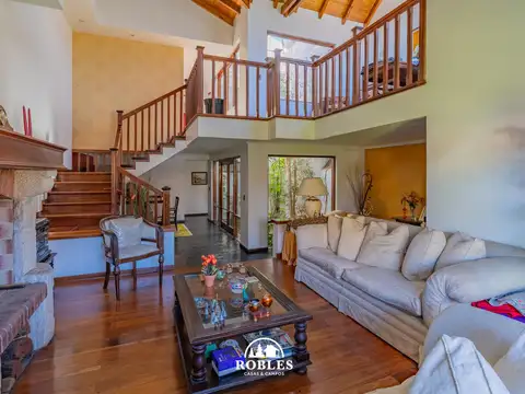Casa en Venta con 3 cocheras