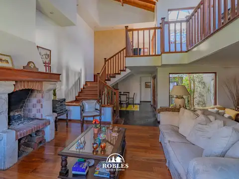 Chalet de categoría en excelente entorno residencial.