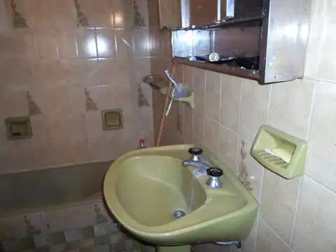 Casa con lote de 10 x60  APTA BANCO - necesita mejoras