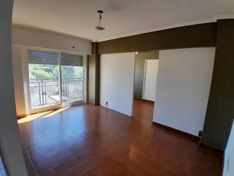 Depto 1 amb balcón francés 