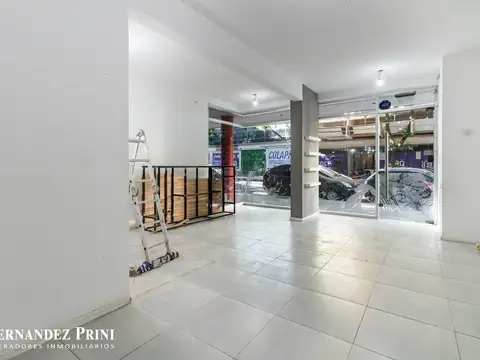 Amplio local con sótano en Colegiales