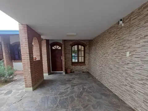 Casa en Alquiler con 1 cochera