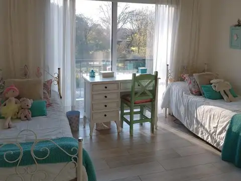 Casa 6 ambientes con 2 baños