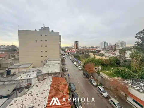 Piso 3 amb. con cochera y terraza privada. CHAUVIN.