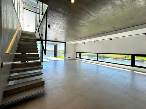 Casa en Venta con 3 cocheras