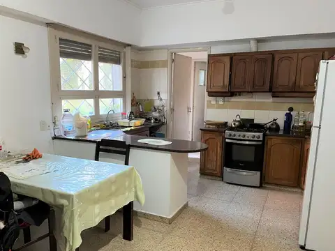 Casa 6 ambientes con 2 baños
