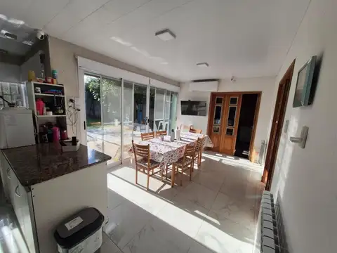 Imperdible casa en lote propio – Refaccionada, con pileta, quincho y terraza - Calle 70 y 134