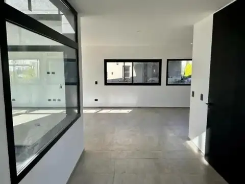 Casa en Venta con 4 cocheras