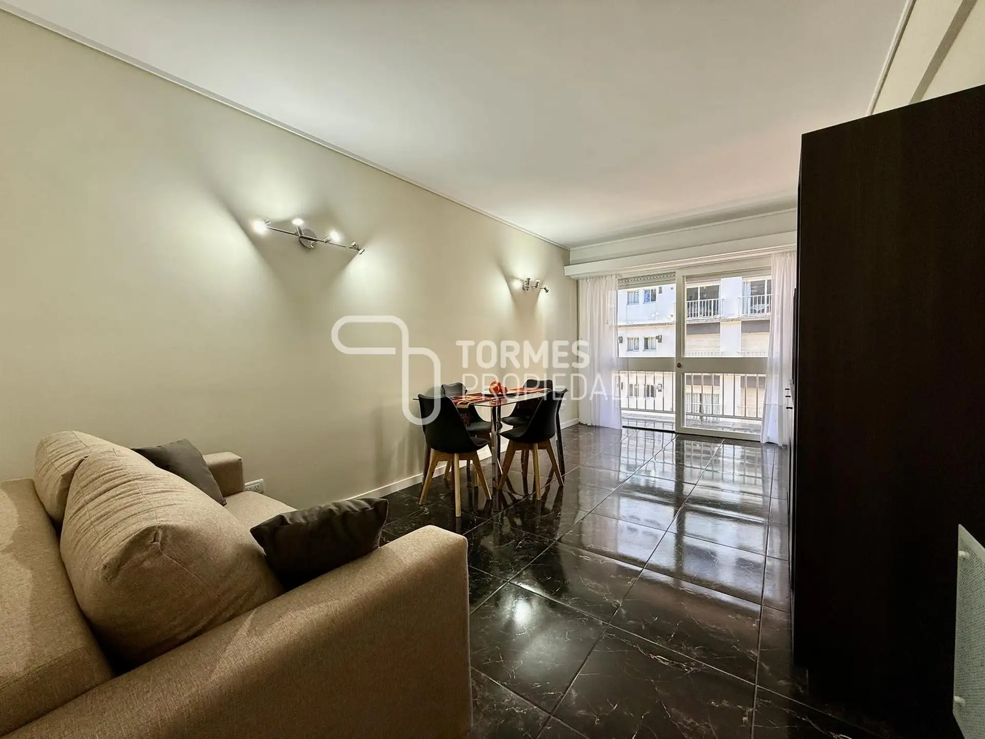VENTA 2 ambientes con dependencia, balcón saliente y espacio de cochera, zona Centro Mar del Plata