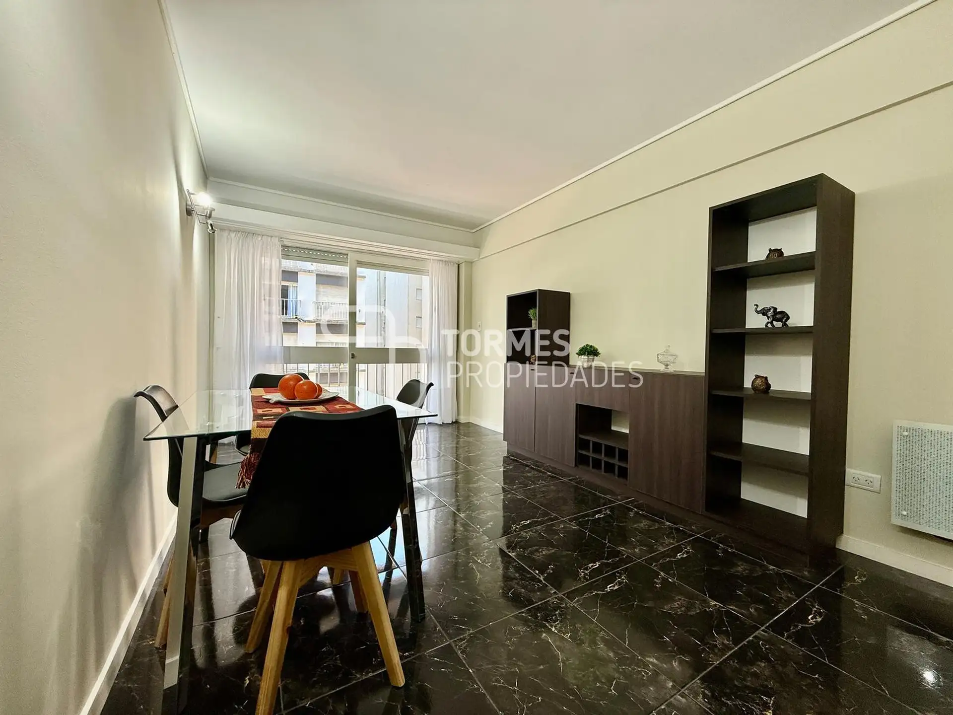 VENTA 2 ambientes con dependencia, balcón saliente y espacio de cochera, zona Centro Mar del Plata