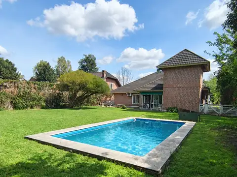 VENTA CASA 5 AMBIENTES - HAB EN SUITE - PLAYROOM - QUINCHO - PARRILLA - PILETA -