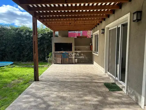 Casa 4 ambientes con 2 baños
