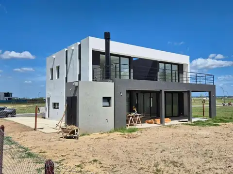 Casa en Venta en Barrio el Cazador, USD 419.000