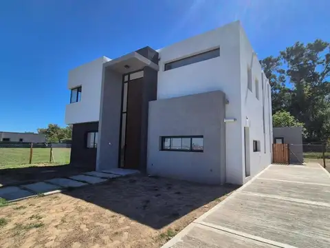 Excelente Casa en Av. De Los Lagos, Nativas El Cazador