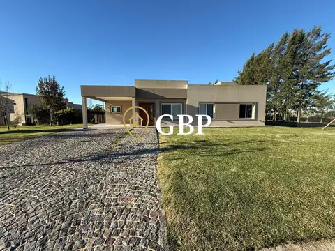 Casa en Alquiler con 3 cocheras