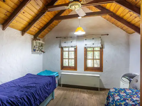 EN VENTA - CASA 3 DORMITORIOS CON ENTORNO ARBOLADO Y PILETA - FUNES