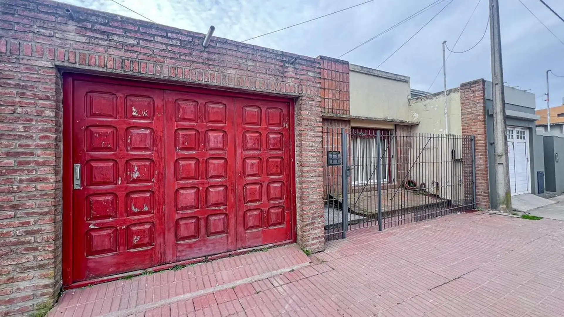 Casa 4 amb con 3 dorm, 2 baños, garaje cubierto y patio con parrilla — Balcarce