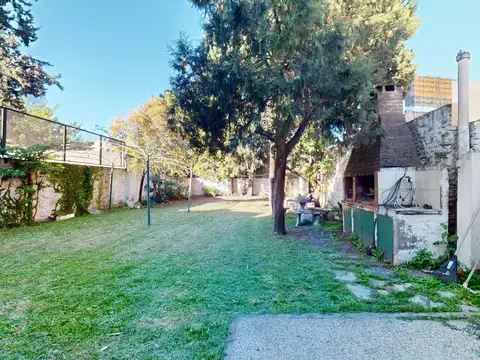 VENTA CASA 3 AMBIENTES EN VILLA MARTELLI CON PARQUE Y COCHERA