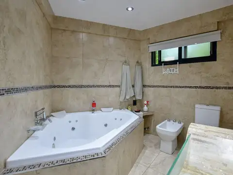 Casa en Venta con 3 cocheras