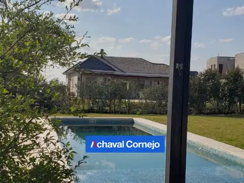 Casa en Alquiler con 4 cocheras