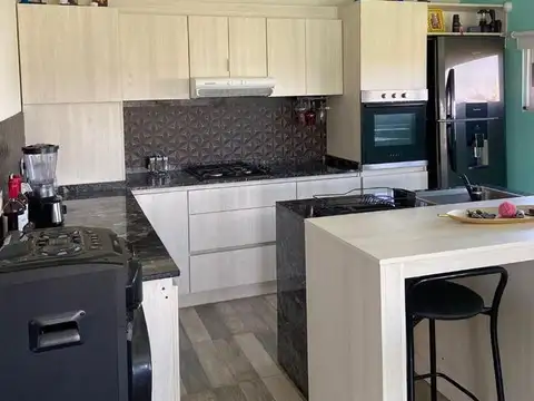 Casa 4 ambientes con 2 baños