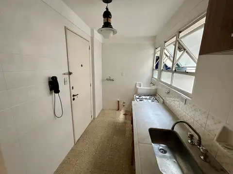 AMPLIO 2 AMB CON BALCON FRANCES Y COCINA SEPARADA EN RECOLETA